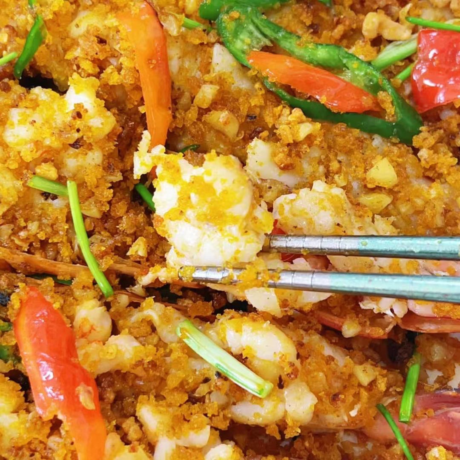 The prawn meat is springy and full of flavor, wrapped in a crunchy typhoon shelter coating — good enough to make you lick your fingers. It tastes just like a Hong Kong cha chaan te