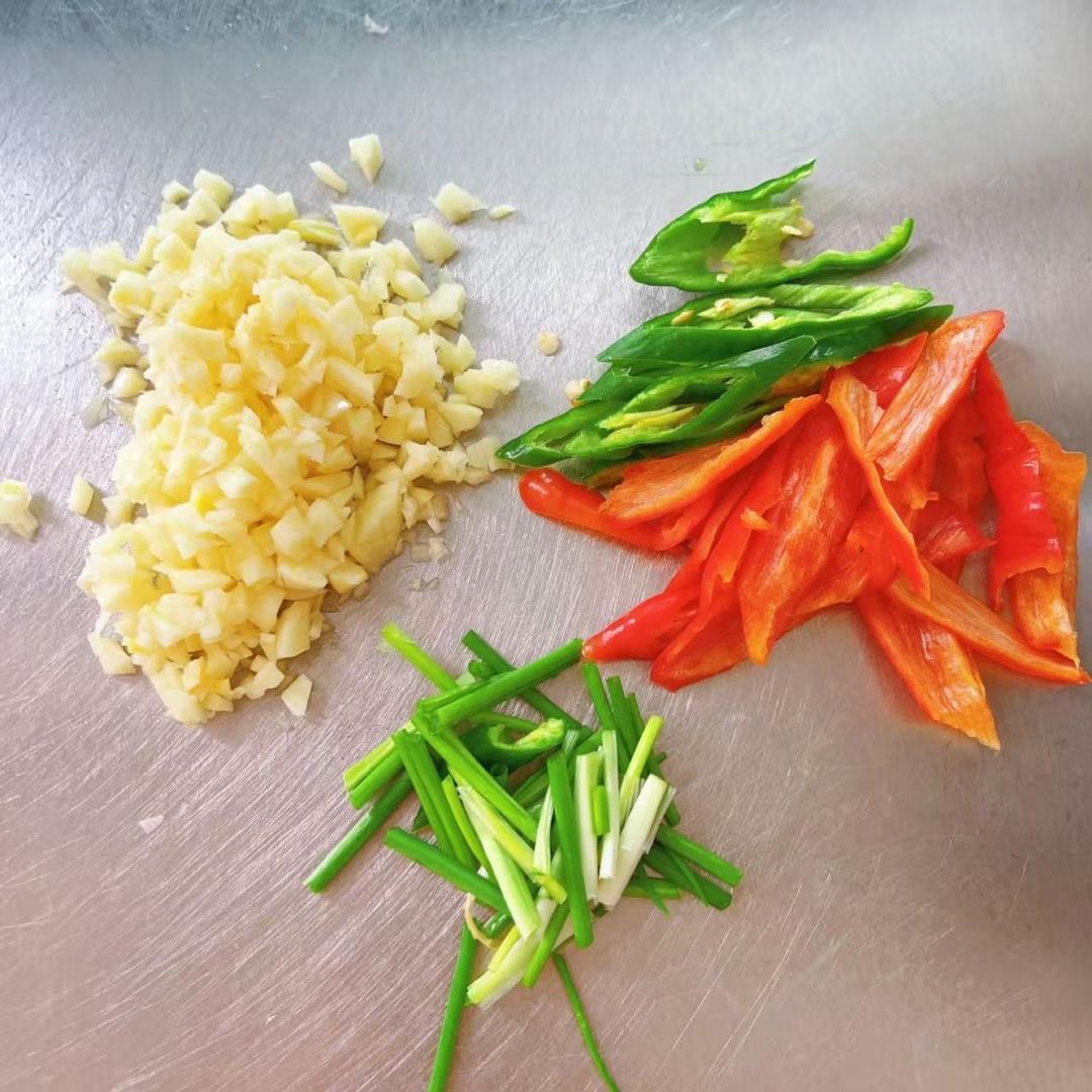 Prepare the minced garlic, green and red chilies, and scallion segments.