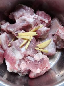 Rinse the pork ribs under cold running water until the water runs clear, then drain them well in a colander.