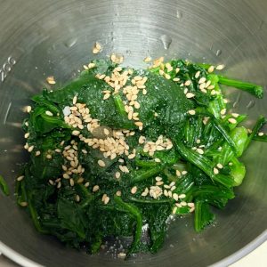 Plunge the spinach straight into ice water, squeeze out the excess water gently by hand or over a bamboo mat, tear it apart along the cross cut, and cut it into bite-sized lengths,