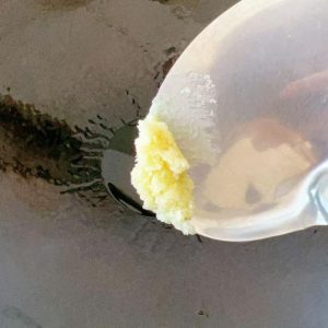 Add 1 ladle of vegetable oil and 1 tsp of beef tallow to the wok.