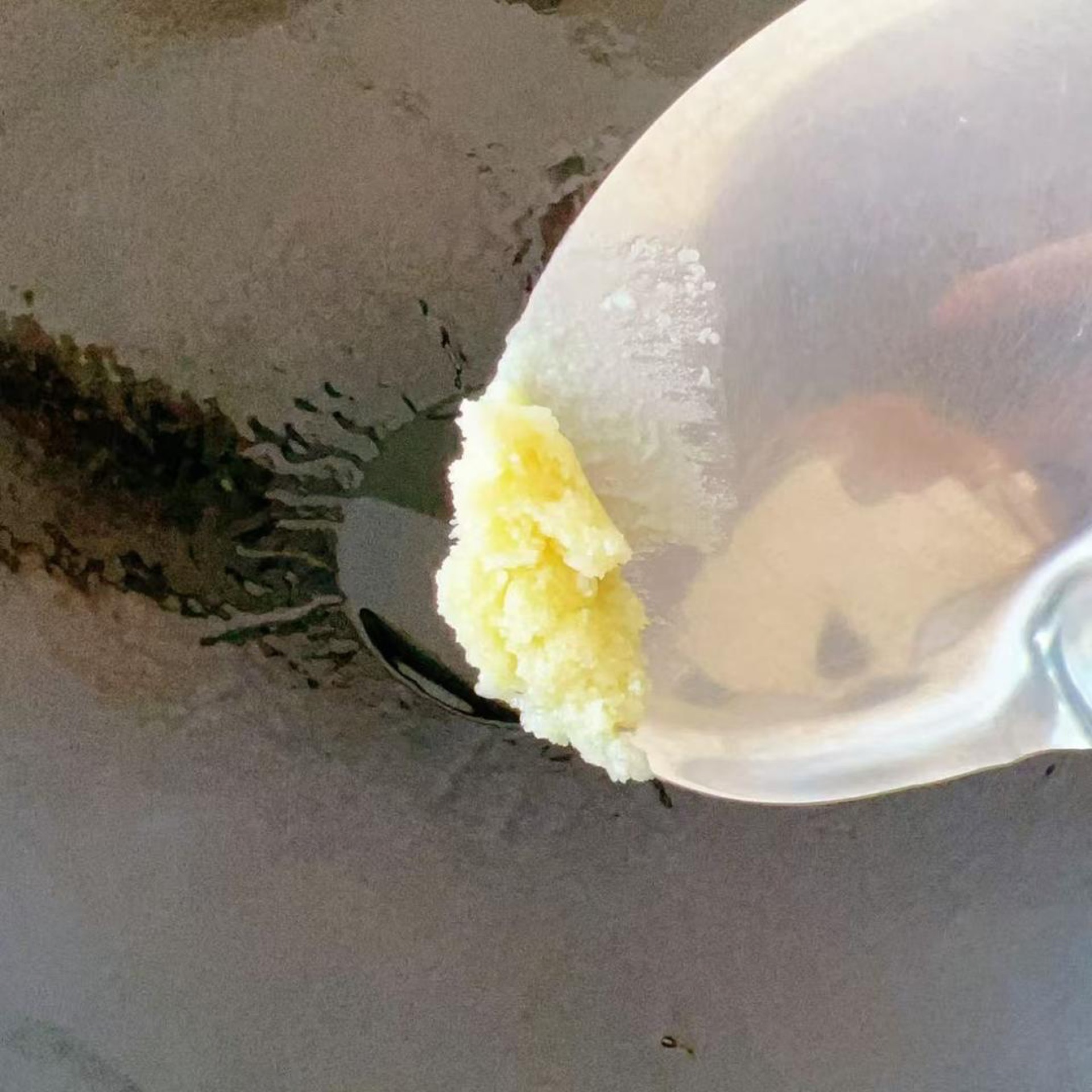 Add 1 ladle of vegetable oil and 1 tsp of beef tallow to the wok.
